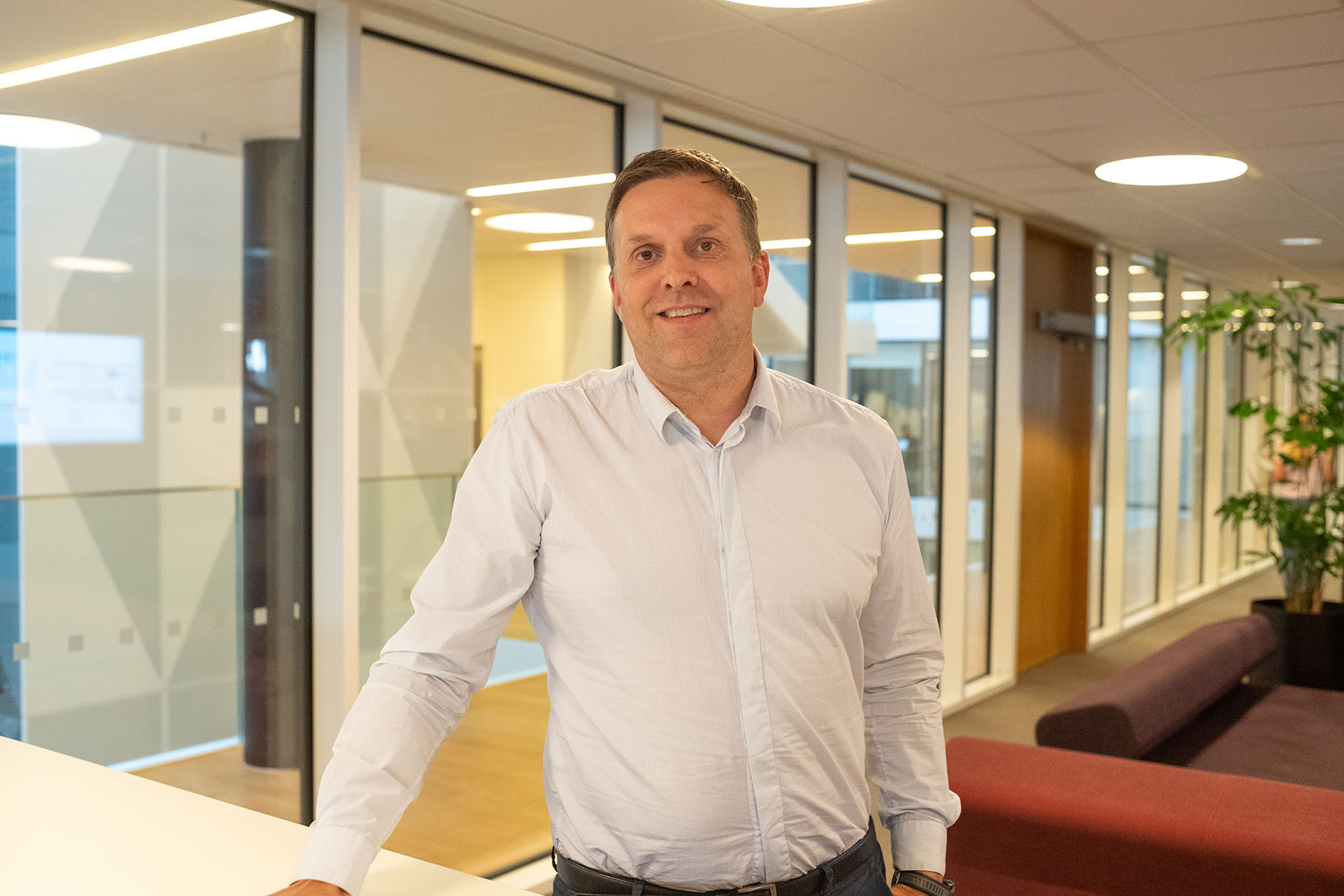 Svein Rasmussen, pensjonsekspert og kursansvarlig i Statens pensjonskasse, stående i SPKs kontorlokaler.